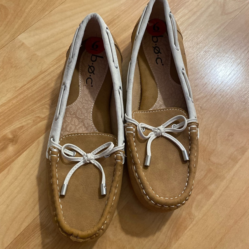 b.o.c. Carolann Moccasin Loafer Size 6 Tan and White